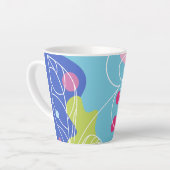 Trendy vectorpatroon van een zomerbloem in vlekken latte mok (Linkerhoek)