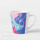 Trendy vectorpatroon van een zomerbloem in vlekken latte mok (Rechts)