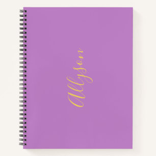 Trendy verticale naam in goud schrift, lavendel notitieboek