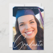 Trendy volledige afstudeerfoto met witte scriptove aankondiging (Voorkant)