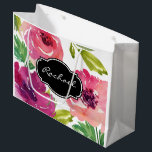 Trendy Waterverf Floral met naam Large Cadeautasje<br><div class="desc">Levendige tinten roze, paarse en groen in deze aangepaste waterverf bloemengeschenktas. Een decoratief zwart monogram lijst wordt gebruikt om te contrasteren met de felle bloesems en een vleugje sophisticatie toe te voegen. Plaats de naam van de ontvanger van het cadeau in plaats van de voorbeeldnaam die wordt weergegeven in de...</div>