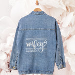 Trendy Wifey Pas getrouwd huwelijksgeschenk Denim Jacket<br><div class="desc">De klassieke denim jas met een moderne "Wifey" tekst in een wervelend kalligrafie script met een hart,  en aangepast met het jaar. Het perfecte huwelijkscadeau en aandenken voor de mooie pasgetrouwde bruid.</div>