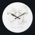 Trendy witte boog gepersonaliseerd met naam monogr grote klok<br><div class="desc">Verhoog elke kamer met de trendy witte boog gepersonaliseerd met de naam Monogram Large Clock, een verbluffende mix van klassieke charme en moderne stijl. Met een delicate waterverf witte boog, is deze klok ideaal voor het toevoegen van een vleugje elegantie aan de kamer van een babymeisje of een stijlvolle kantoor....</div>