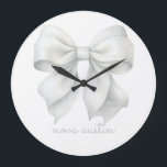 Trendy witte boog gepersonaliseerd met naam monogr grote klok<br><div class="desc">Voeg een vleugje elegantie en personalisatie toe aan elke ruimte met de trendy witte boog gepersonaliseerd met naam Monogram grote klok. Deze prachtige klok heeft een stijlvol ontwerp met witte strikken, ideaal voor diegenen die een trendy esthetiek en charme waarderen. Ideaal voor de kamer van een babymeisje, deze klok verbetert...</div>