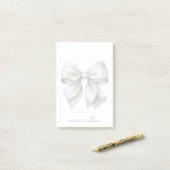 Trendy witte boog gepersonaliseerd met naam monogr post-it® notes (Op bureau)