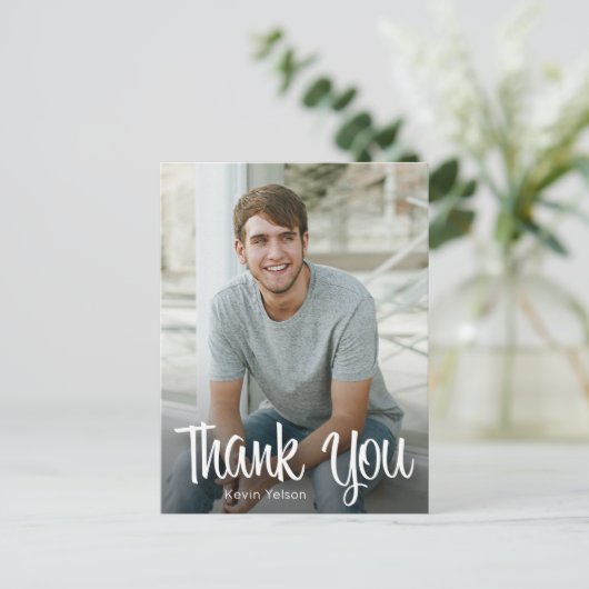 Trendy witte script bedank foto afstuderen briefkaart (Staand voorkant)