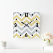 Trendy Yellow and Grey Chevron Pattern Vierkante Klok (Huis)
