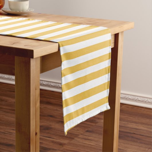 Trendy Yellow en White Wide Horizontal Stripes Korte Tafelloper (Voorbeeld)
