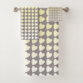 Trendy Yellow Gray Heart Pattern Gradient Bad Handdoek (Insitu)