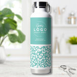 Trendy zakelijke Logo Waterfles<br><div class="desc">Leuke en trendy manier om uw bedrijf, merk of ontwerp op maat voor te stellen met dit luipaard print of dierenprint patroonaccent. Personaliseer deze waterfles met uw bedrijf of merk logo, of zelfs een ontwerp van u dat u wilt kenmerken. Wijzig de achtergrond- en lettertypekleuren en -typografie naar alles wat...</div>