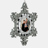 Trendy zwart-wit geruite vrolijke kerst tin sneeuwvlok ornament (Links)