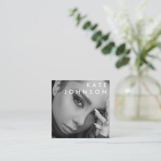 Trendy Zwart Wit Professionele Foto QR Code Vierkante Visitekaartje (Staand voorkant)