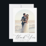Trendy zwarte script boog trouwfoto Dank u Bedankkaart<br><div class="desc">Het moderne handschrift met zwarte letters en een mooie boogfoto van de pasgetrouwden,  de afbeeldingen en de tekst kunnen worden gepersonaliseerd.</div>