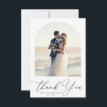 Trendy zwarte script boog trouwfoto Dank u Bedankkaart<br><div class="desc">Het moderne handschrift met zwarte letters en een mooie boogfoto van de pasgetrouwden,  de afbeeldingen en de tekst kunnen worden gepersonaliseerd.</div>