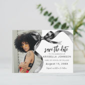 Trendy Zwarte Strik Afstudeerfoto Save The Date (Staand voorkant)