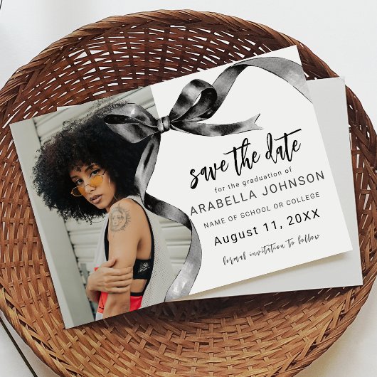 Trendy Zwarte Strik Afstudeerfoto Save The Date