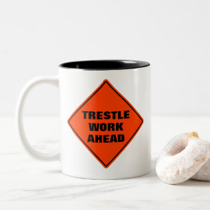 Trestle werken vooruit grappig oranje waarschuwing tweekleurige koffiemok