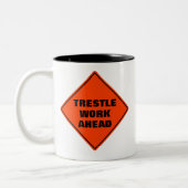 Trestle werken vooruit grappig oranje waarschuwing tweekleurige koffiemok (Links)