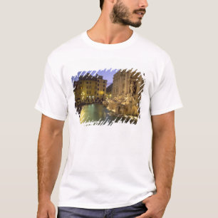 Trevi-fontein 's nachts, Rome, Lazio, Italië T-shirt
