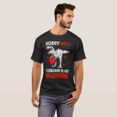 TRex Dinosaur Hearts Sorry Boys Husband Is My Vale T-shirt (Voorkant volledig)