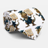 Trex in pet en toga houder diploma stropdas (Opgerold)