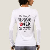 Tri-Blend Shirt: Over gekwalificeerd (wit) Shirt (Achterkant)