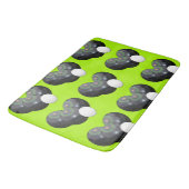 Triad of Precision: Lawn Bowls Trio Jack op Limoen Badmat (Gekanteld)