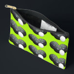Triad of Precision: Lawn Bowls Trio Jack op Limoen Etui<br><div class="desc">Op Lime Green staan drie zwarte gazonkommen met een jack in een herhaald patroon.</div>