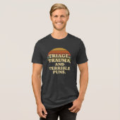 Triage Trauma en Verschrikkelijke Puns Retro Nurse Tri-Blend Shirt (Voorkant volledig)