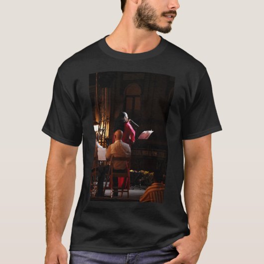 Triana Sevilla zingt op het podium Vertical T-shirt (Voorkant)