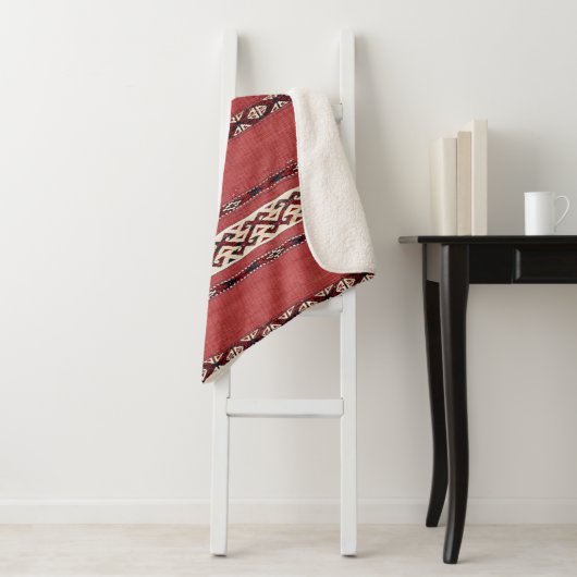 Triangle Stripe Kilim II Red Black White Sherpa Deken (In situ)