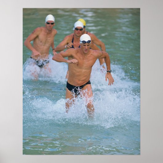 Triathloners die uit het water lopen 2 poster (Voorkant)