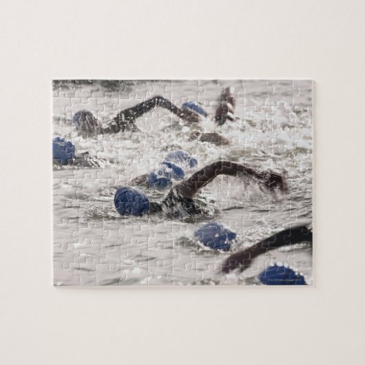 Triatleten concurreren in het zwembeen van triathl legpuzzel (Horizontaal)