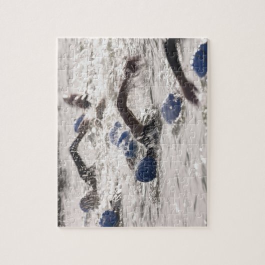 Triatleten concurreren in het zwembeen van triathl legpuzzel (Verticaal)