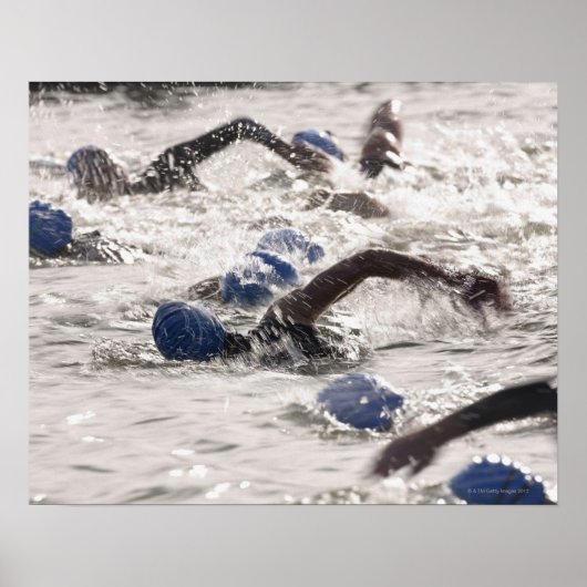Triatleten concurreren in het zwembeen van triathl poster (Voorkant)