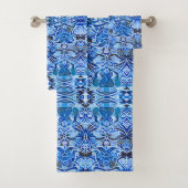 Tribal Batik Patroon in Indigo Blauw en Wit Bad Handdoek (Insitu)