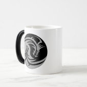 Tribal Dragons Yin Yang () Magische Mok (Voorkant links)