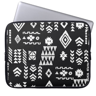 Tribal geometric: stijlvolle naadloze achtergrond. laptop sleeve