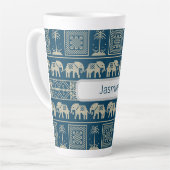 Tribal Olifant & Bomen Gepersonaliseerd Latte Mok (Linkerhoek)