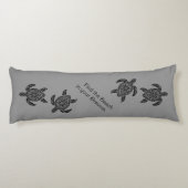 Tribal Sea Turtles and Text in Black on gray Lichaamskussen (Achterkant)