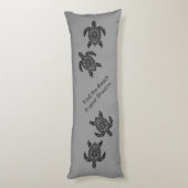 Tribal Sea Turtles and Text in Black on gray Lichaamskussen (Achterkant (Verticaal))