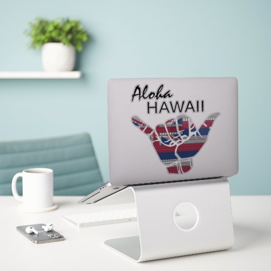 TRIBAL SHAKA (HANG LOS) ALOHA HAWAII HI FLAG DRK STICKER (Laptop op bureau)