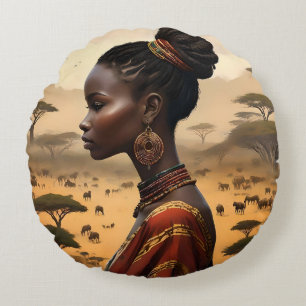 Tribal vrouw kijken over haar Afrikaanse landschap Rond Kussen