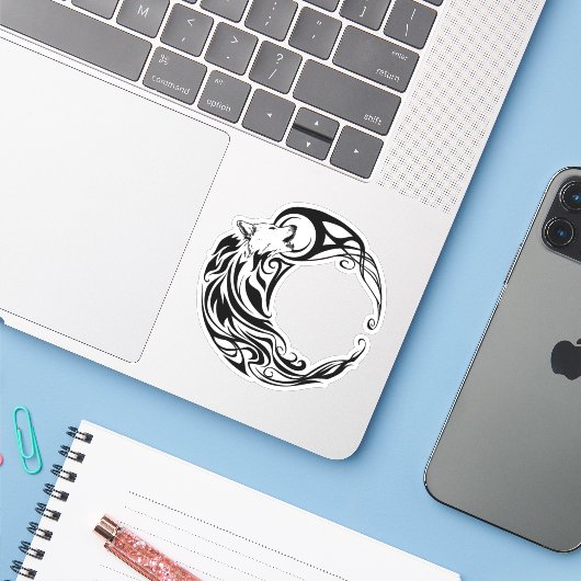 Tribal Wolf Sticker (Laptop met iPhone)