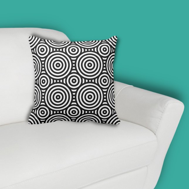 Tribal zwart cirkel patroon wit kussen (Tribal Nested Circle Black Pattern on White Throw Pillow, color customization possible)