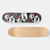 Tribale schedel met Rozen Persoonlijk Skateboard (Horizontaal)