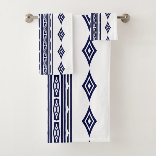Tribbypatroon van Navy Blue en White Aztec Bad Handdoek (Insitu)