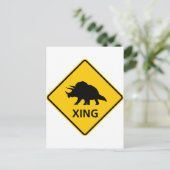 Triceratops Crossing Highway Sign Dinosaur Briefkaart (Staand voorkant)