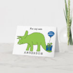 Triceratops Dinosaur Birthday Son Kaart<br><div class="desc">Een triceratops dinosaur verjaardagskaart met een Happy Birthday ballon die aan het cadeau is bevestigd. U kunt dit kind dinosaurus met hun naam gemakkelijk personaliseren. Op de verjaardagskaart staat: "De grootste verjaardag wil een dino-mite kind!" die je ook kunt veranderen als je wilt. Op de achterzijde staat "Happy Birthday 2018"....</div>