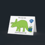 Triceratops Dinosaurus Verjaardag Zoon Kaart<br><div class="desc">Een triceratops dinosaurus verjaardagskaart met een Happy Birthday ballon bevestigd aan het cadeau. Je kunt de verjaardagskaart van dit kind gemakkelijk personaliseren met hun naam. Op de verjaardagskaart staat "Grootste verjaardagswensen voor een dino-mijt kind!", die je ook kunt veranderen als je dat wilt. Op de achterkant staat "Happy Birthday 2018"....</div>